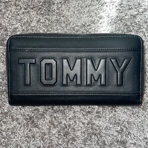 Tommy Hilfiger black accordion wallet